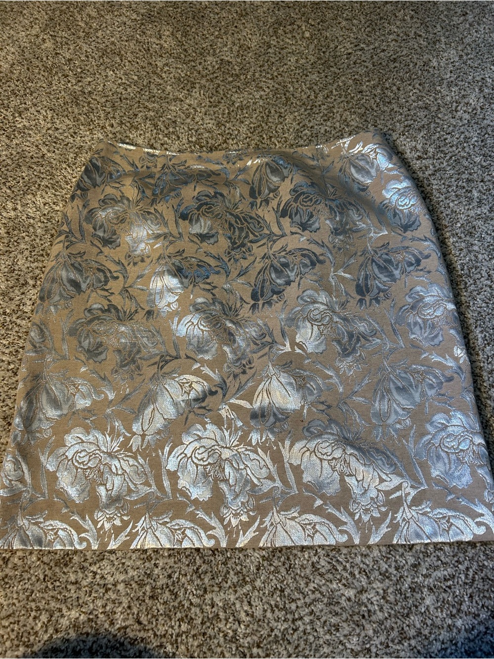 Jôn Metallic Floral Jacquard Pencil Skirt in Beige and Silver